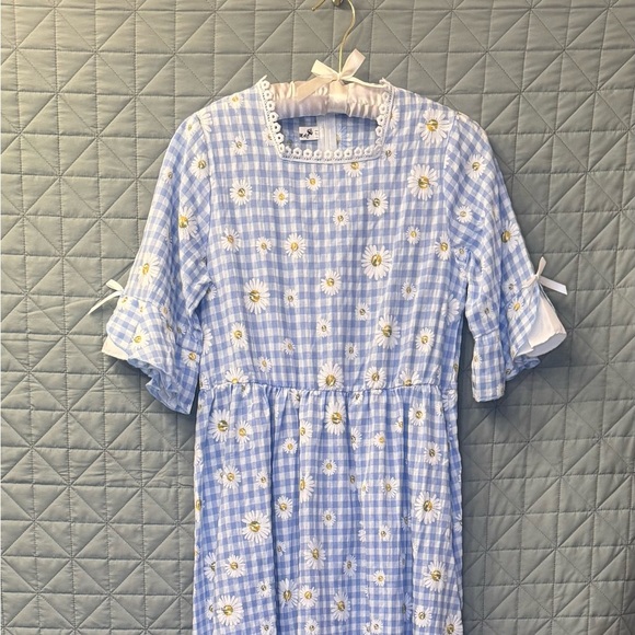For7Mac Dresses & Skirts - Blue & White Vintage Gingham Midi Dress with Daisy Print